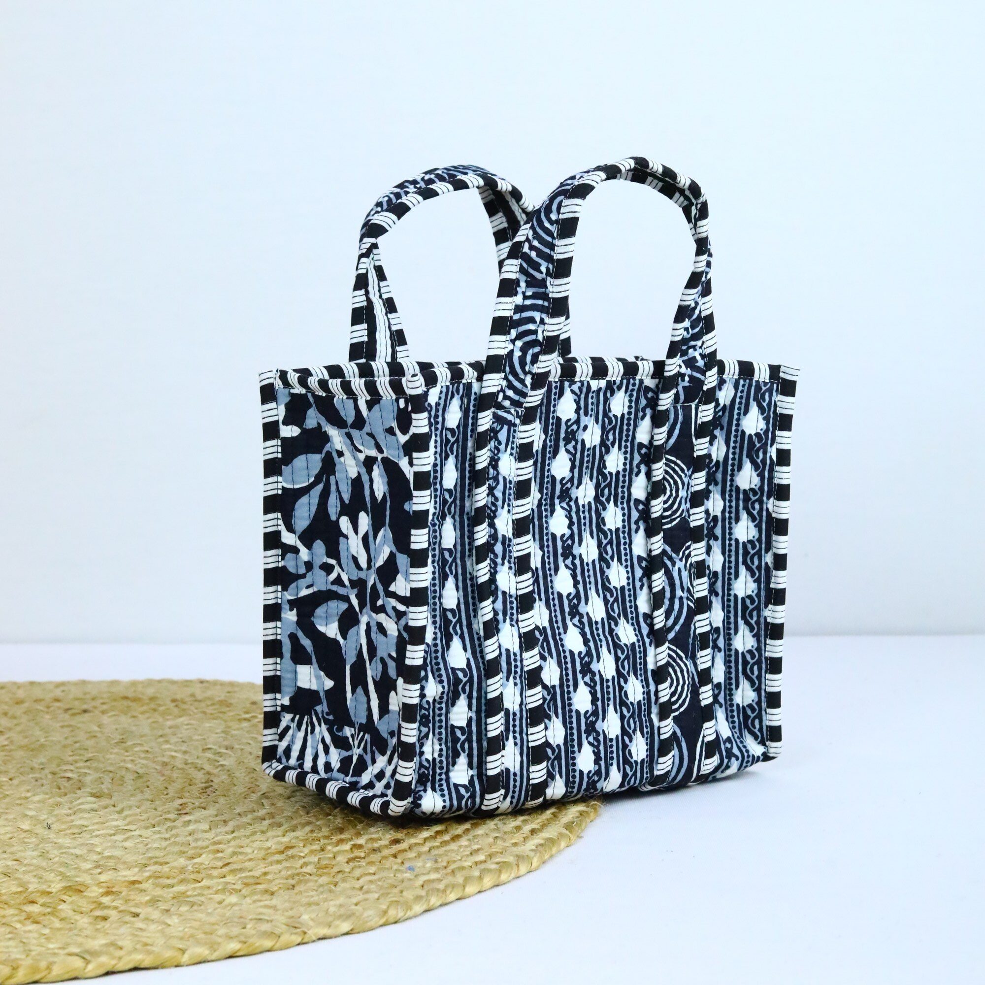 Snack in Style Lunch Box In Black, Blue & White - Image 5